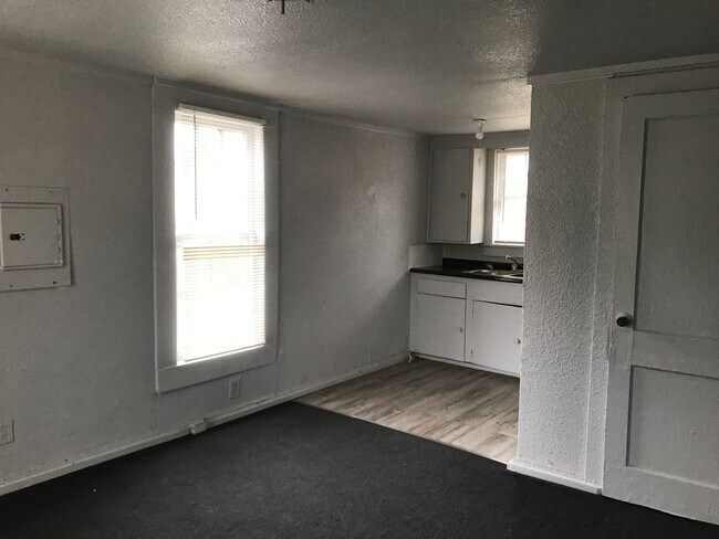 Building Photo - 5204 Francis St