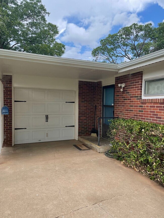 Building Photo - 2522 62nd Street - Great 3/1/1