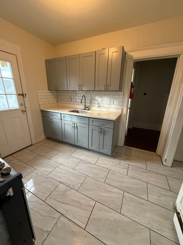 Building Photo - 384 Tower St