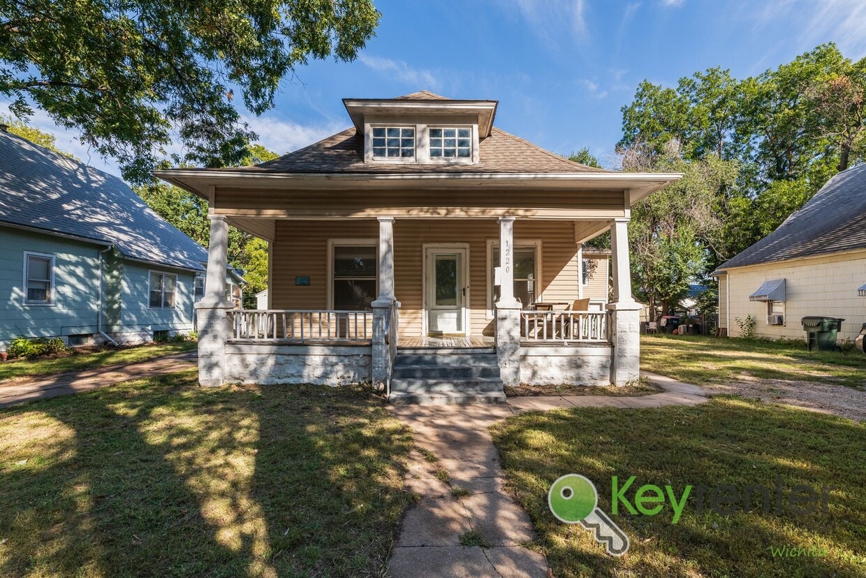 Primary Photo - 1st Month FREE! Spacious 4 bedroom 1 bath ...