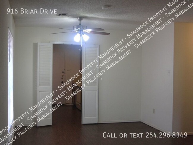 Building Photo - Large duplex close to shopping!