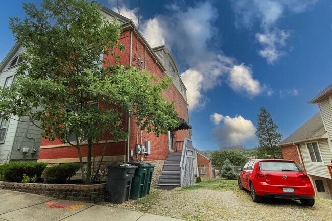 Entrance and Parking - 2127 Deerfield Pl