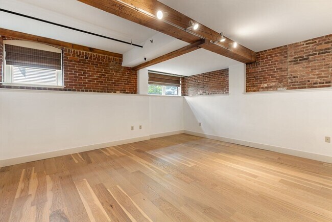 Building Photo - 22 Cottage Park Ave