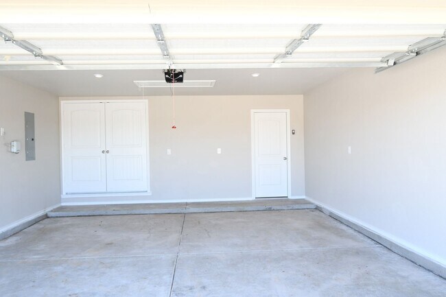 Foto del edificio - Beautiful Brand New Custom Brick Home 3 bed/ 2 bath/ 2 car garage Open Concept with huge backyard...