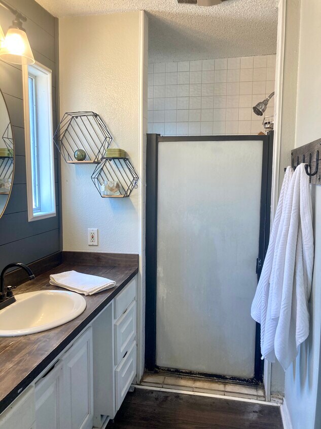 Foto principal - 8016 Echo Wind St
