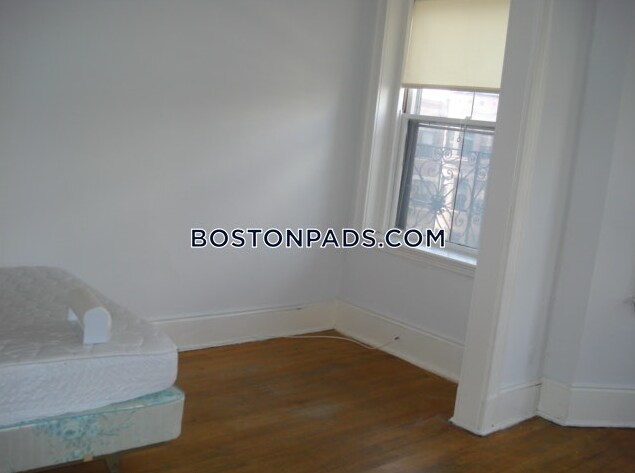 Foto del edificio - 46 Westland Ave