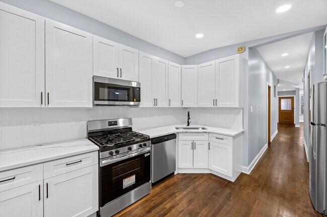 Photo - 915 W Newport Ave (Chicago, IL) Apartment