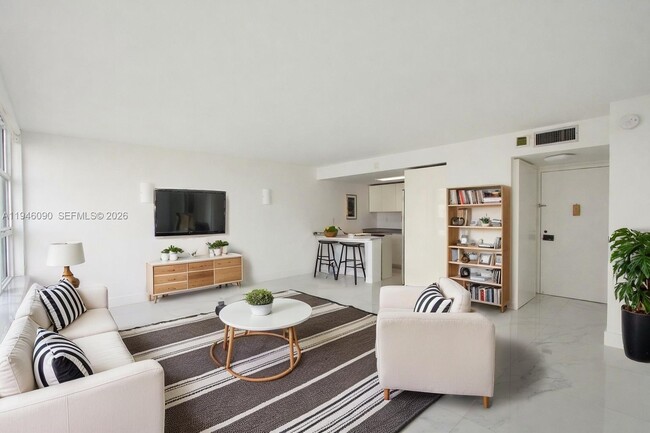 Building Photo - 1440 Brickell Bay Dr