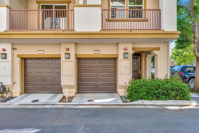 Building Photo - 3 Story Townhome built in 2009