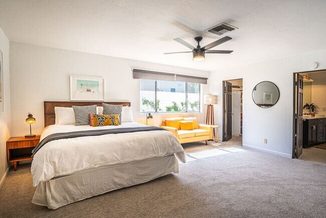 Foto del edificio - Luxury Mid-Century Retreat in the Heart of the Historic Movie Colony (Monthly Only - No Long Term)