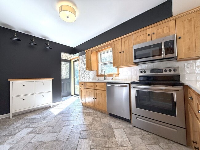 Building Photo - Gorgeous 3-bedroom single family home - Av...