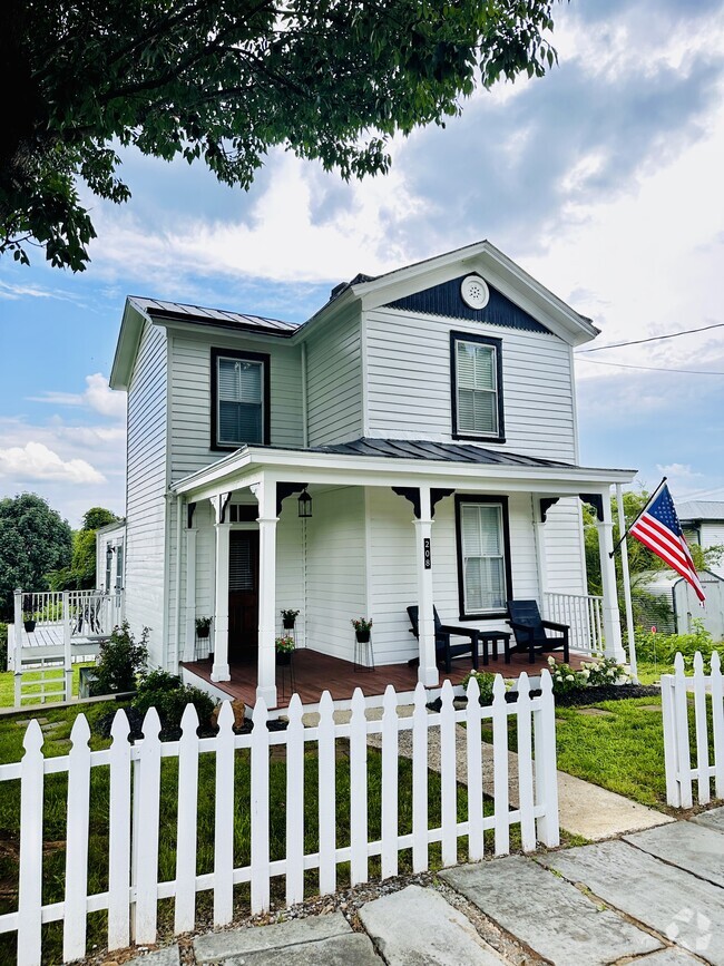Building Photo - 208 F St