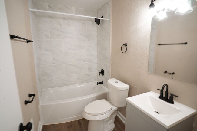 Building Photo - This beautifully updated 2-bedroom, 1-bath single-family home is ready for move-in!