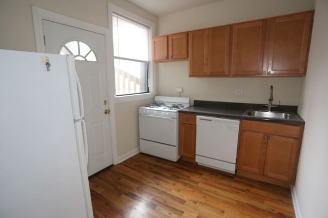 Foto del edificio - 3728 N Pine Grove Ave