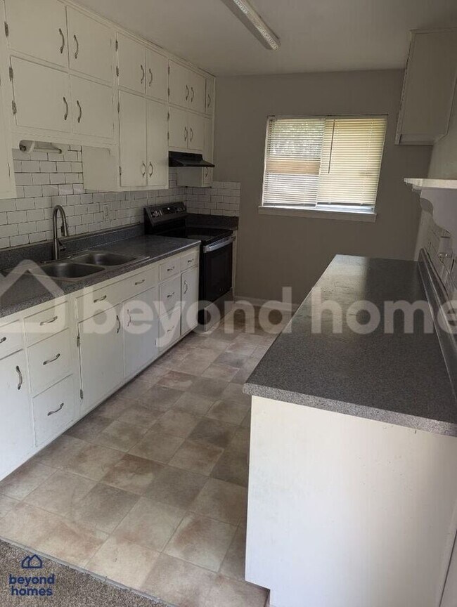 Building Photo - Cozy Comfort Meets Classic Charm in Killou...