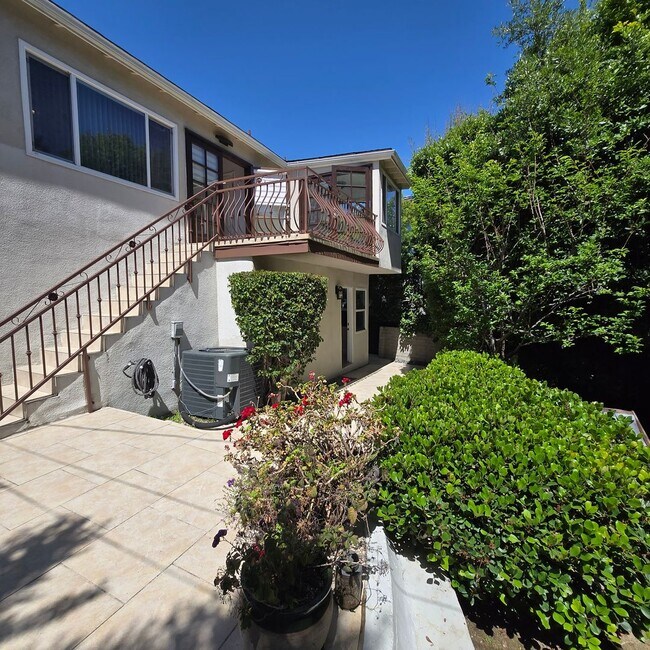 Foto del edificio - “Spacious West LA 3-Bedroom Home with Private Backyard & Modern Upgrades