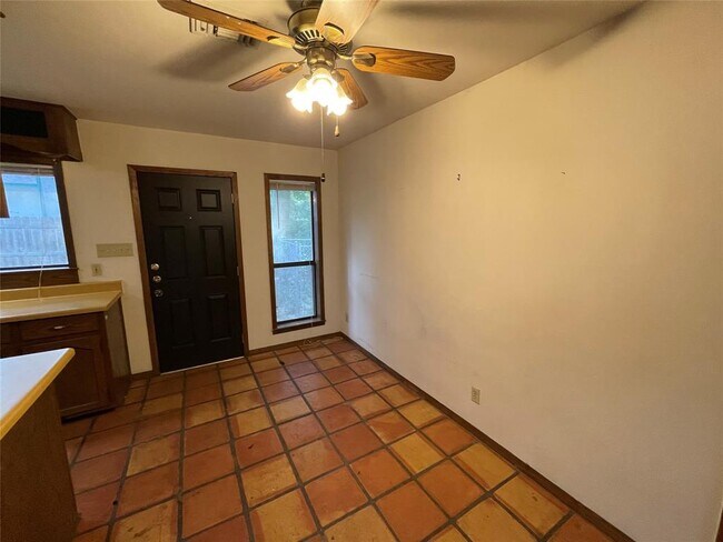 Foto del edificio - 5600 Beacon Dr