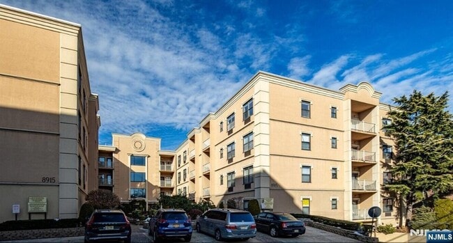 Building Photo - 8915 Bergenwood Ave