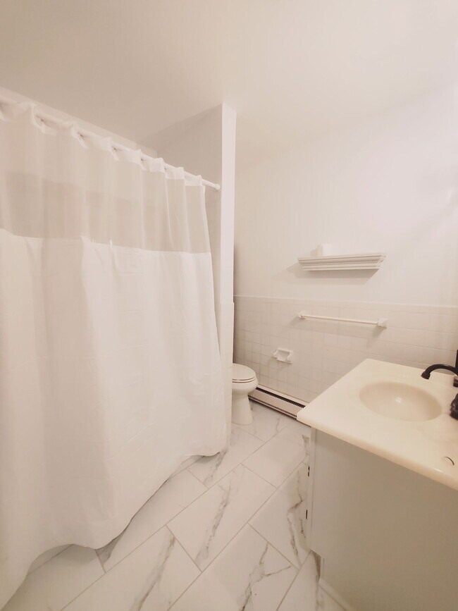 Building Photo - 637 Cove Rd