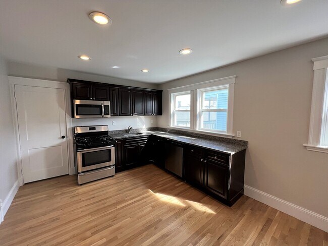 Foto del edificio - 344-346-346 Hyde Park Ave