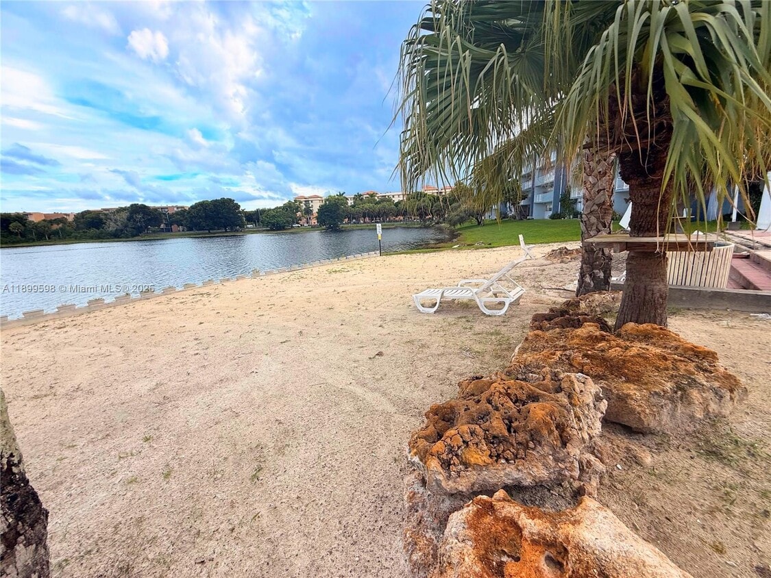 Primary Photo - 9357 Fontainebleau Blvd