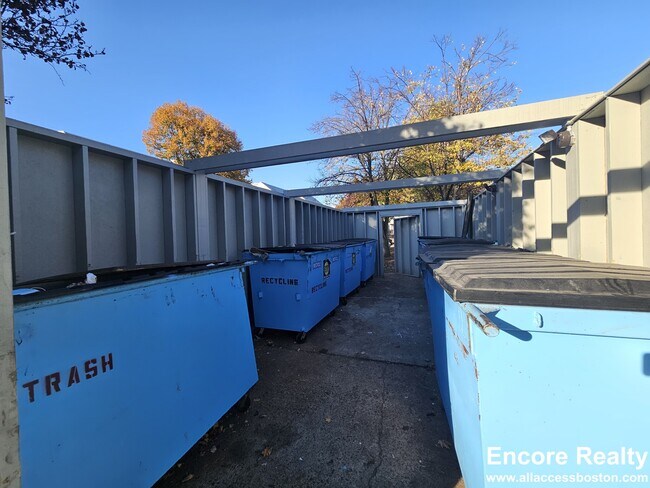 Foto del edificio - 150 N Beacon St