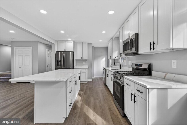 Foto del edificio - 2403 Kingsway Rd