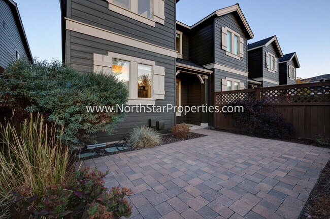 Foto del edificio - 20916 NE High Desert Ln