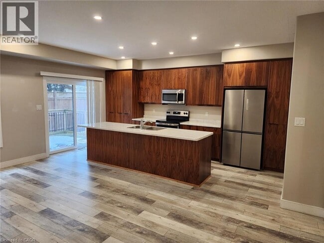 Building Photo - 291 Falcon Dr