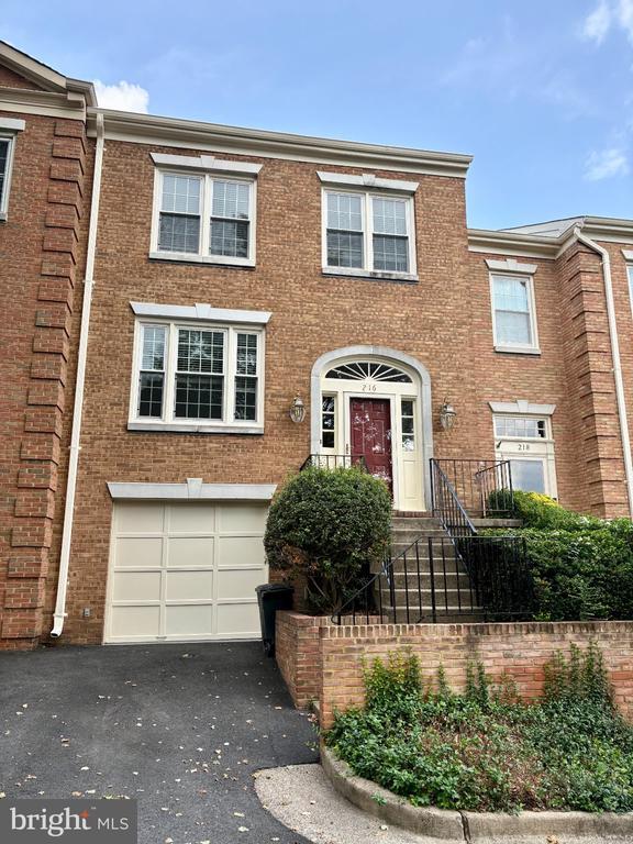Building Photo - 216 Gretna Green Ct
