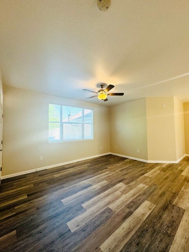 Building Photo - Beautiful, 2 Bed/2 Bath Condo in High Plai...