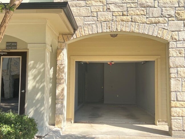 Building Photo - 7701 Rialto Blvd