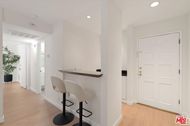 Building Photo - 429 N Oakhurst Dr