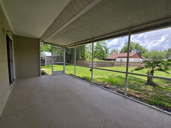 Building Photo - Charming 3-BR Home with Massive Yard & Screened Porch in a Family-Friendly Neighborhood!