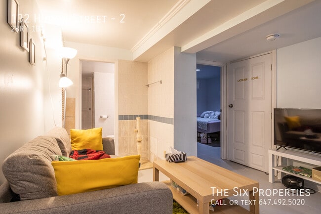 Photo du bâtiment - Two Bedroom Lower Level Apartment near UofT and Kensington