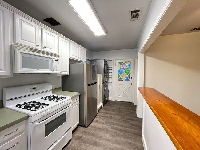 Building Photo - Adorable Burbank Home!