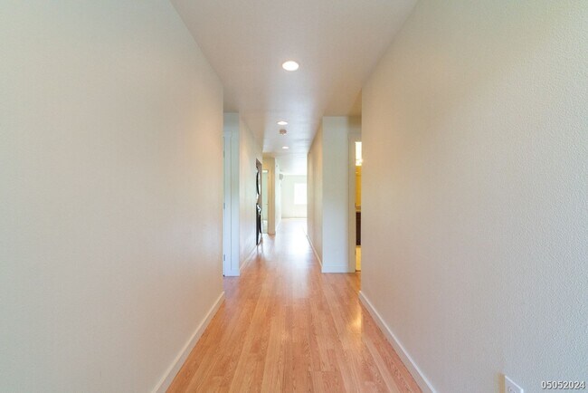 Foto del edificio - $3,400 | 3br/2ba Condominium in Sixty Park...
