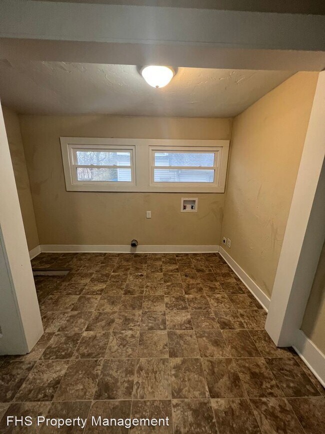 Building Photo - 3 br, 1 bath House - 932 N National