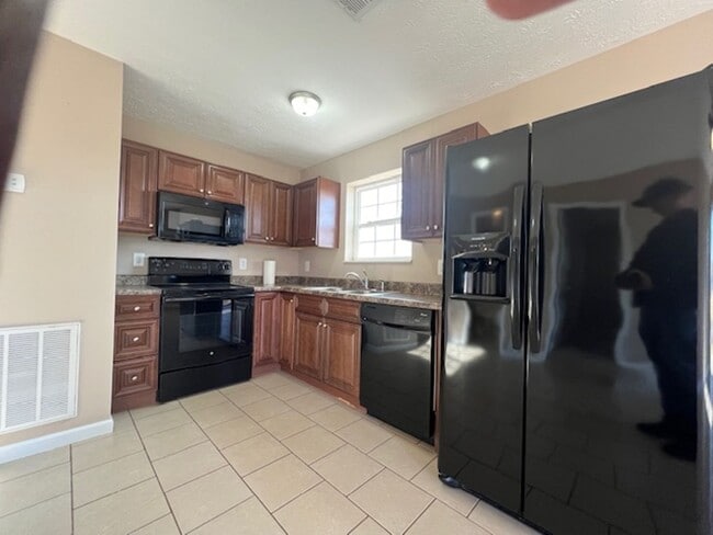 Building Photo - Great Location!!!!  MOVE IN READY!!!!!