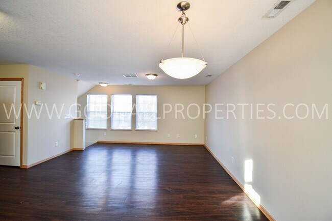 Foto del edificio - 2 Bedroom 2 Bath Townhome in Urbandale with attached 2 car garage!