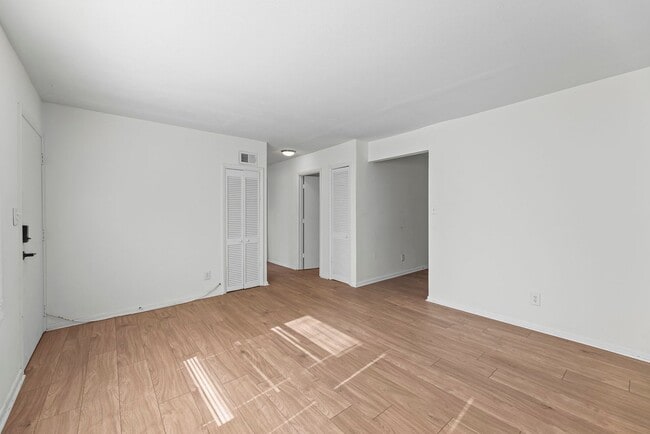 Foto del edificio - Tiehen Realty - Booth