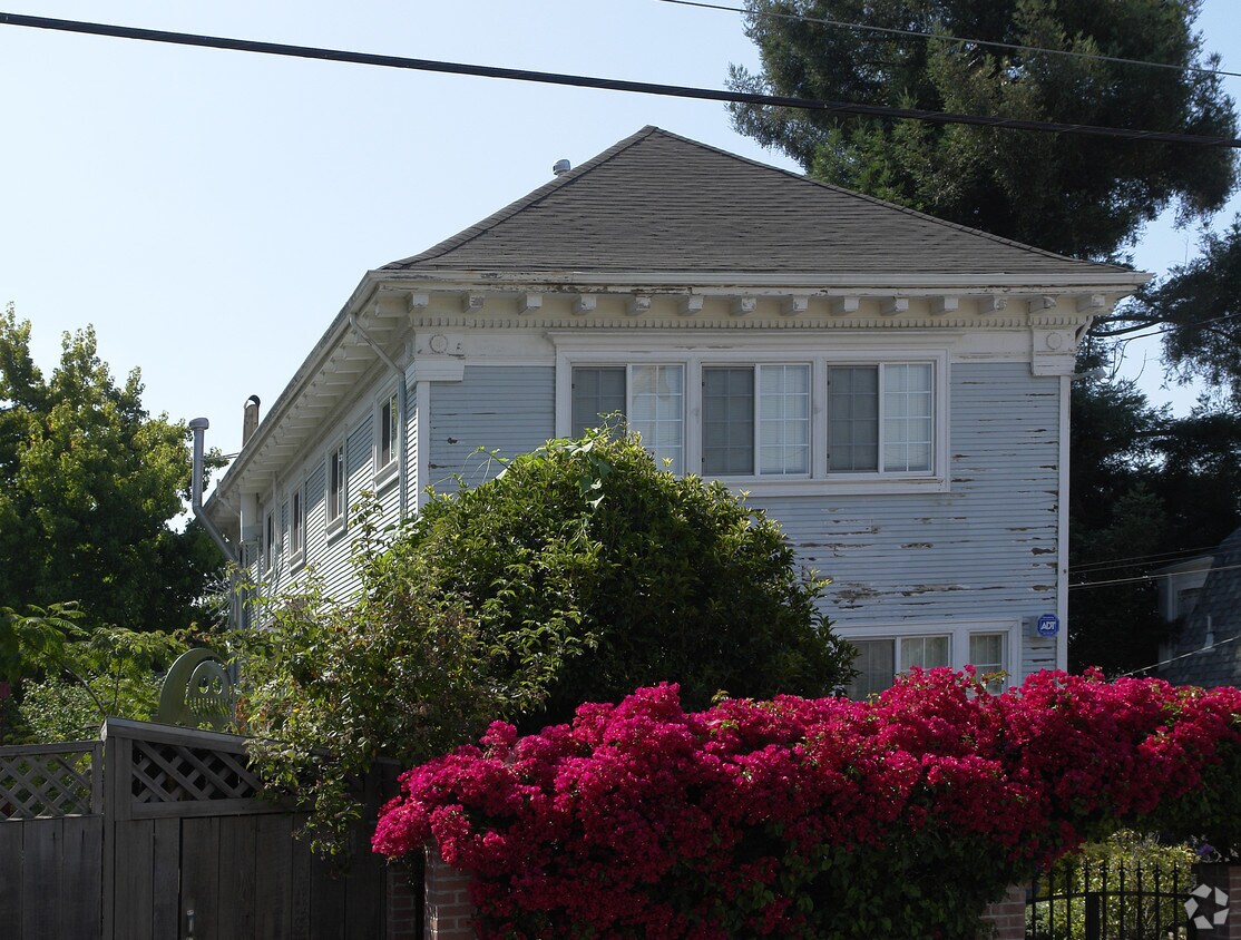 Building Photo - 2822 11th Ave