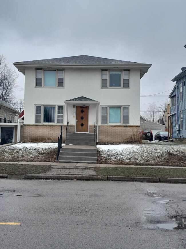 Building Photo - 1644 7th St E