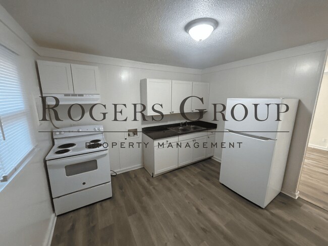 Building Photo - #450 - 807-809 Hughes St Duplex