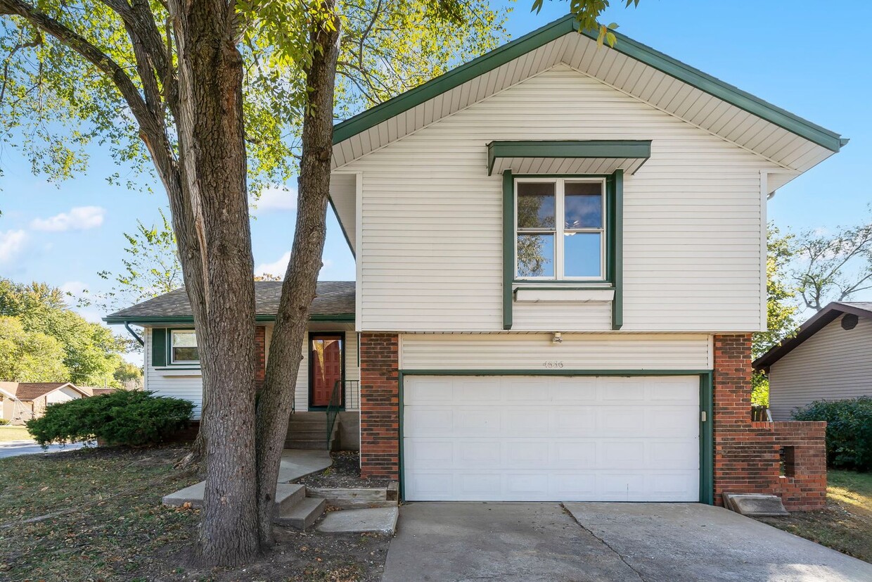 Primary Photo - Gorgeous, 3 bedroom Split-Level home, move...