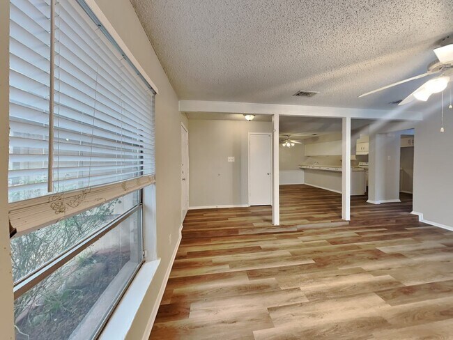 Foto del edificio - DARLING DUPLEX READY NOW!