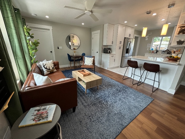 Foto del edificio - 10821 Larry Dr