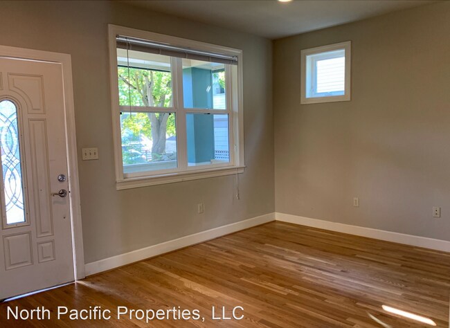 Foto del edificio - 8 br, 3.5 bath House - 5607 12th Ave NE