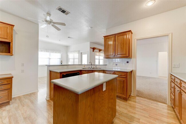 Foto del edificio - 2300 County Rd 302