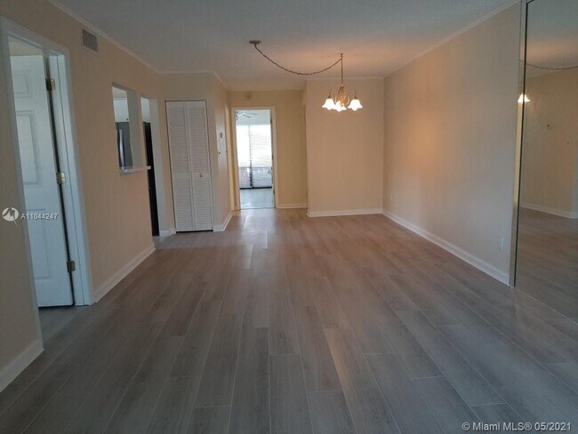 Building Photo - 301 N Pine Island Rd